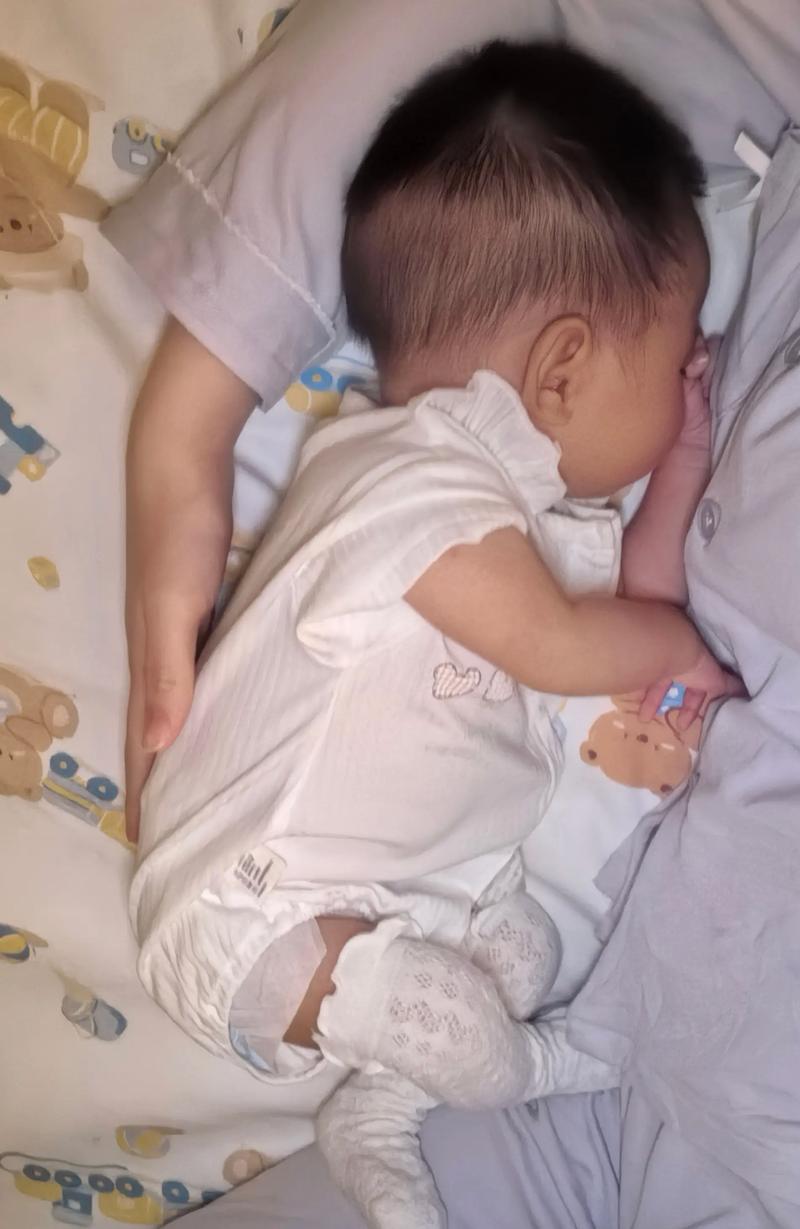 新生儿睡觉胳膊老是动，是正常现象还是潜在问题？-第1张图片-郑州医学网