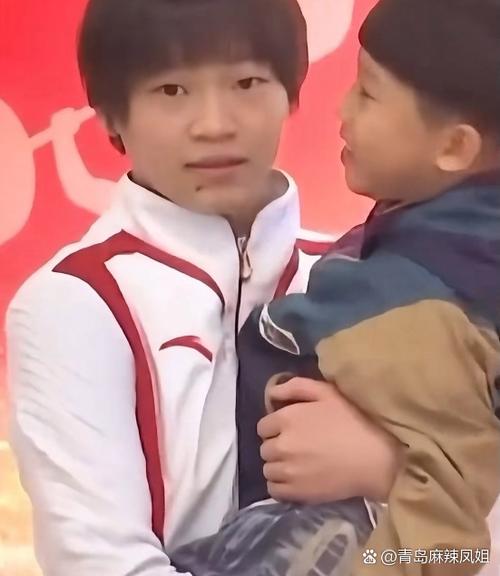 大人抱着新生儿看电视，真的不会影响宝宝视力发育吗？-第1张图片-郑州医学网