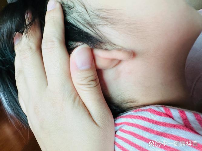 新生儿耳朵后出现红疙瘩是湿疹还是毛囊炎？需要怎么处理？-第3张图片-郑州医学网