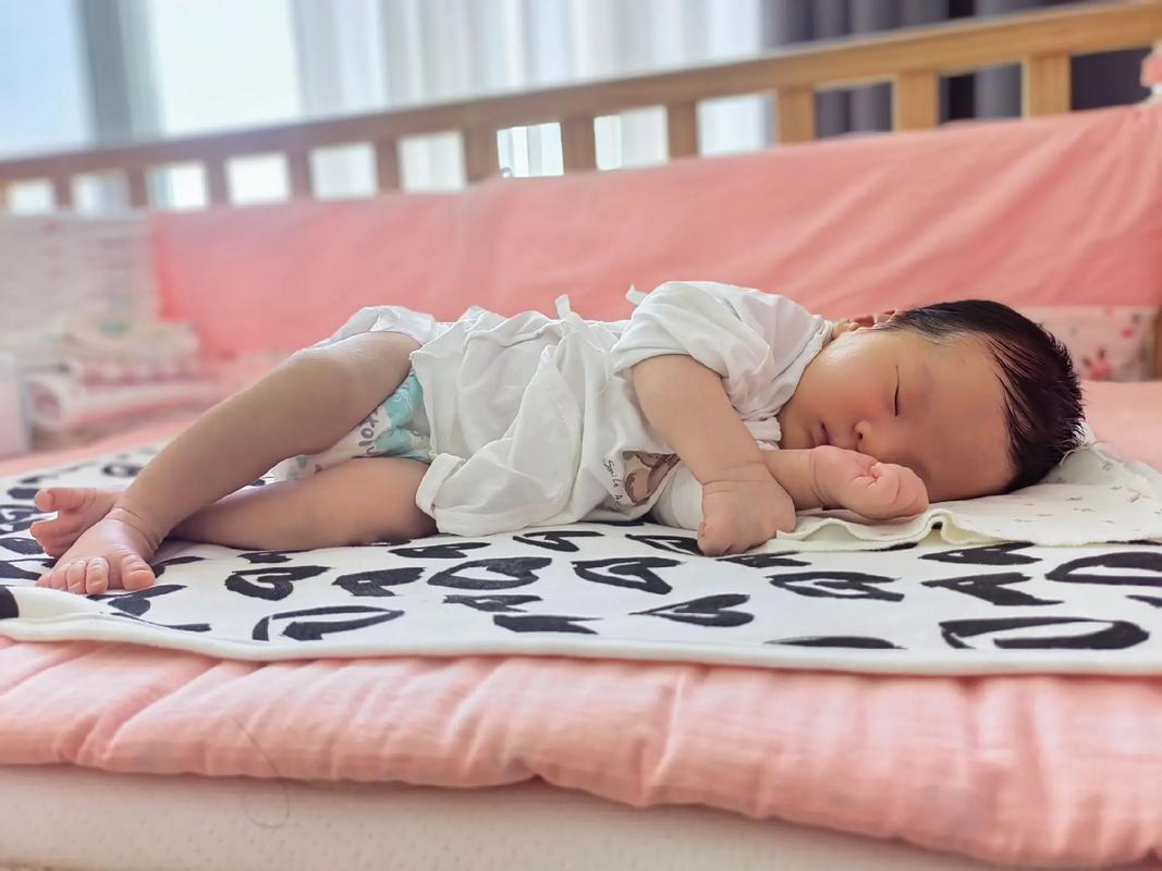 新生儿睡觉时手突然举起，是正常生理反应还是潜在健康信号？-第2张图片-郑州医学网
