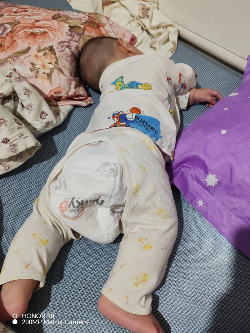 新生儿睡觉总是使劲扭，是正常发育还是身体不适的信号？-第2张图片-郑州医学网