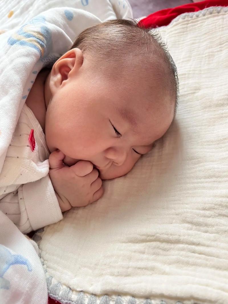 新生儿睡觉总是使劲扭，是正常发育还是身体不适的信号？-第1张图片-郑州医学网