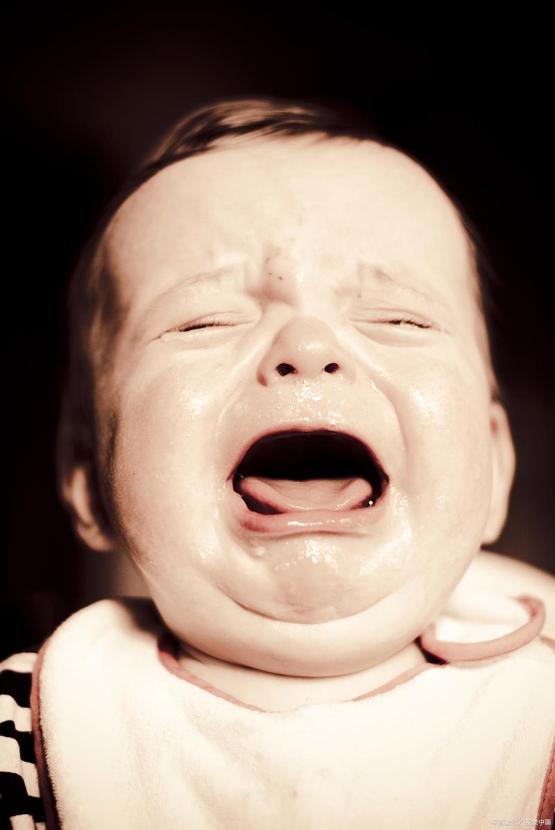 新生儿哭泣时下嘴唇抖动是正常现象还是异常信号？-第2张图片-郑州医学网