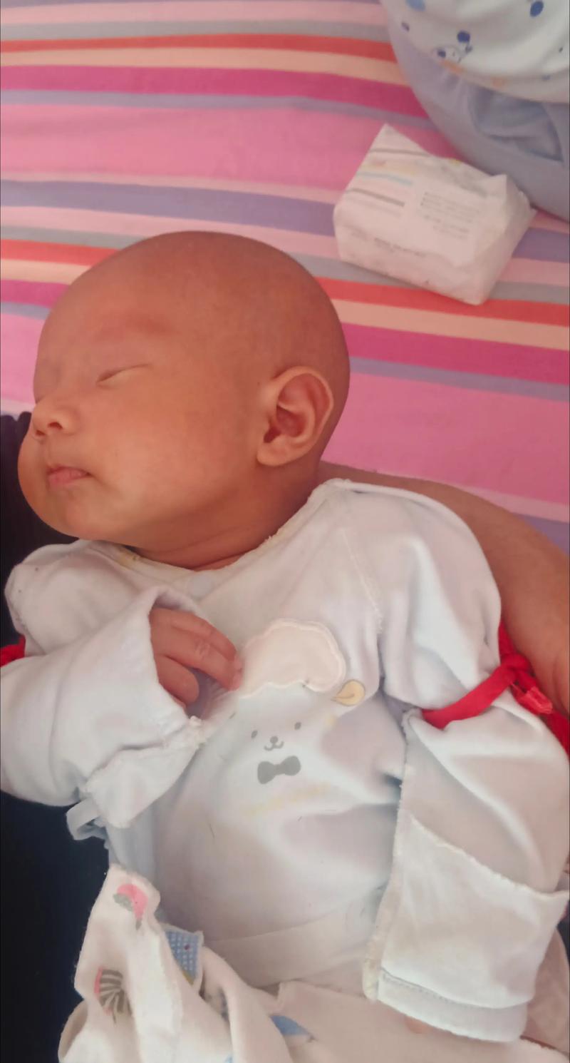 新生儿必须满月剃头吗？科学依据与民间习俗的真相究竟是什么？-第1张图片-郑州医学网