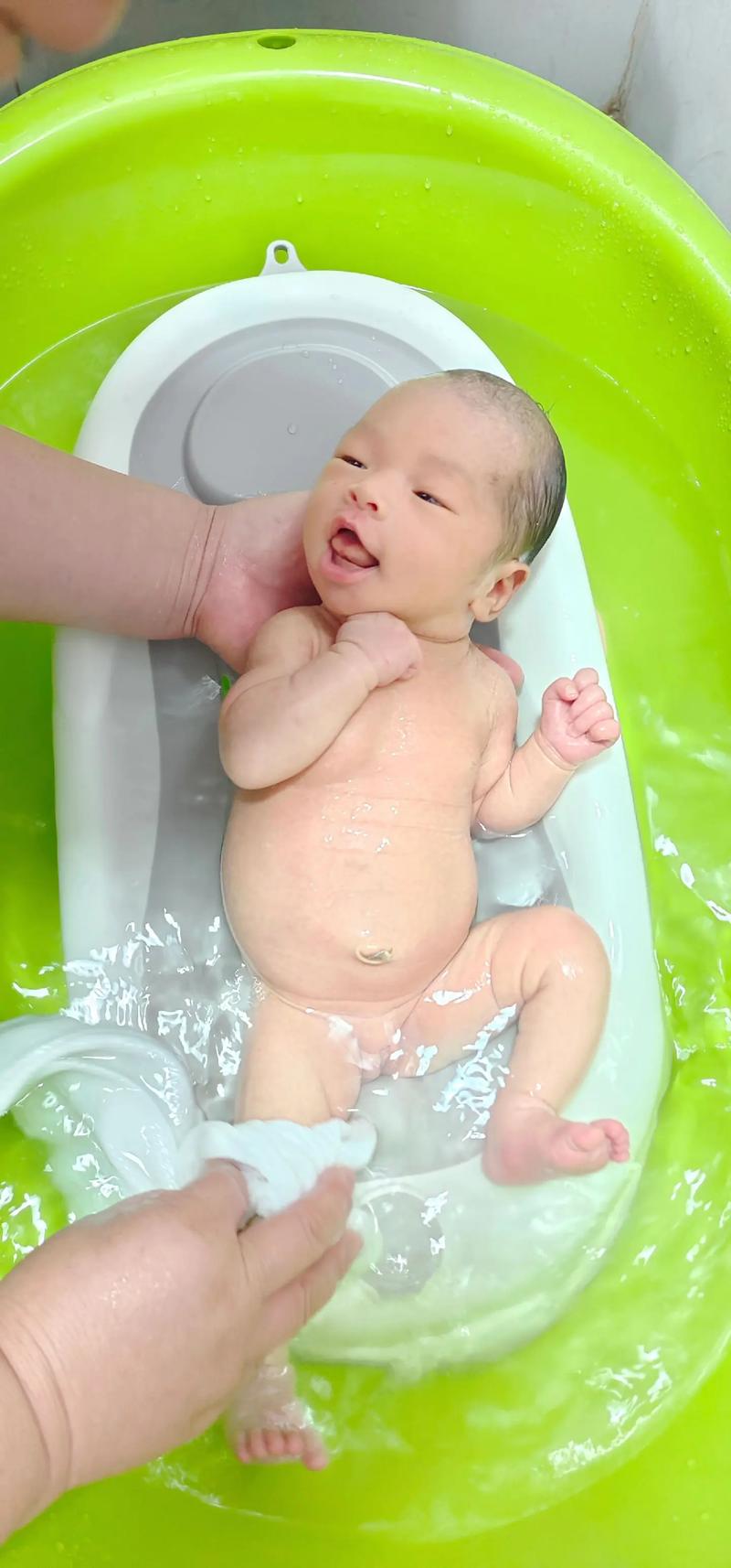 新生儿晚上洗澡真的会影响健康吗？最佳时间该如何把握？-第2张图片-郑州医学网