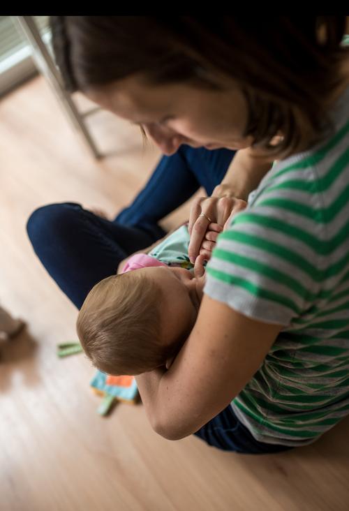 新生儿吃母乳时总睡着怎么办？如何避免宝宝吃着奶就睡着？-第2张图片-郑州医学网