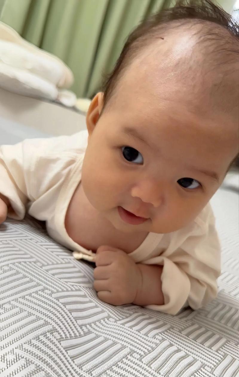 新生儿刚出生就会抬头？这背后是本能还是另有原因？-第1张图片-郑州医学网