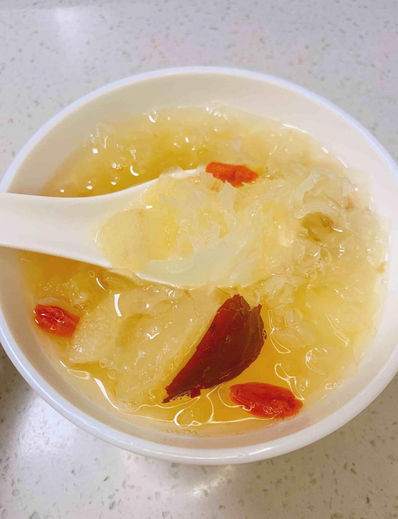 孕期吃银耳雪梨有讲究？营养功效与食用禁忌全解析！-第1张图片-郑州医学网