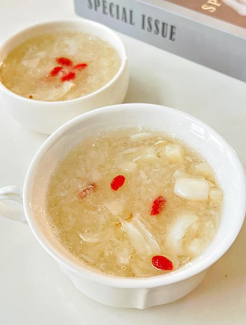 孕期吃银耳雪梨有讲究？营养功效与食用禁忌全解析！-第2张图片-郑州医学网