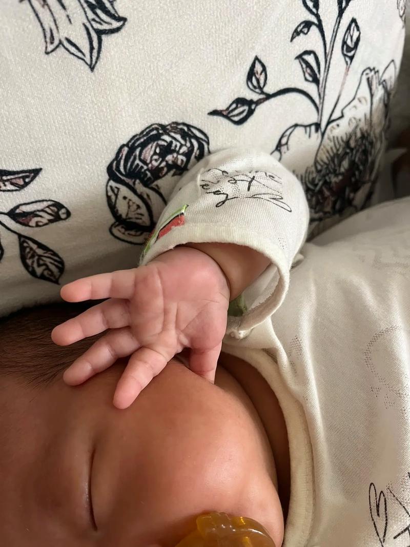 为什么新生儿唯独手部肤色白皙，身体其他部位颜色较深？-第1张图片-郑州医学网