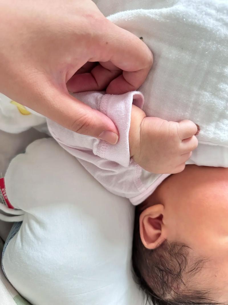 为什么新生儿唯独手部肤色白皙，身体其他部位颜色较深？-第2张图片-郑州医学网