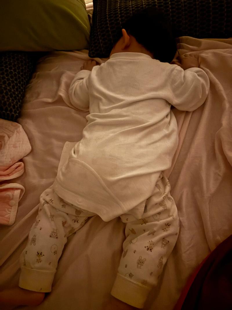 新生儿7小时不睡觉是正常现象还是身体不适的信号？-第1张图片-郑州医学网