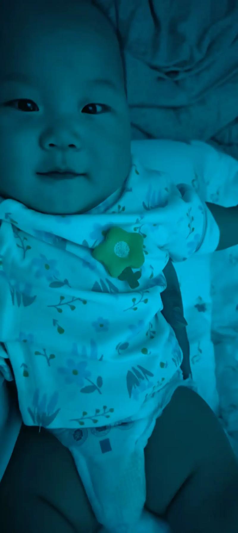 新生儿7小时不睡觉是正常现象还是身体不适的信号？-第2张图片-郑州医学网