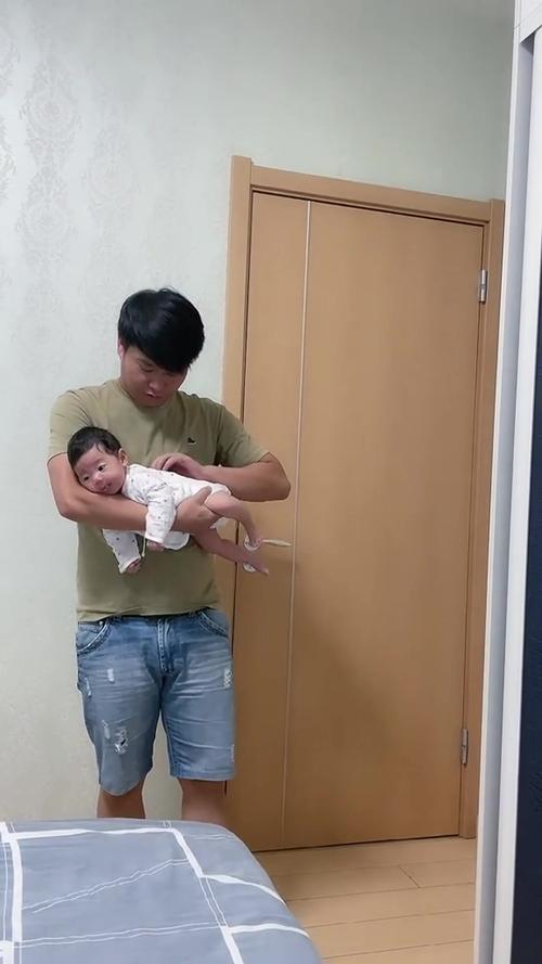 新生儿飞机抱到底能抱多久？不同月龄宝宝有安全时限吗？-第1张图片-郑州医学网