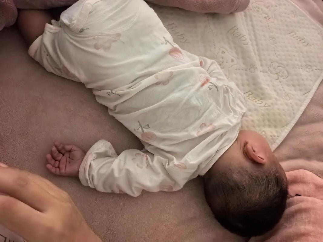 新生儿会翻身侧躺就是脑瘫吗?家长该如何区分正常发育与异常信号?-第1张图片-郑州医学网 新生儿会翻身侧躺就是脑瘫吗?家长该如何区分正常发育与异常信号?-第1张图片-郑州医学网