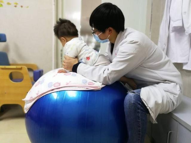 新生儿会翻身侧躺就是脑瘫吗?家长该如何区分正常发育与异常信号?-第2张图片-郑州医学网 新生儿会翻身侧躺就是脑瘫吗?家长该如何区分正常发育与异常信号?-第2张图片-郑州医学网