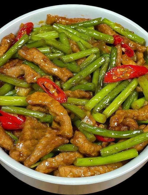 孕期吃蒜苔炒肉会伤胎吗？营养专家解答孕妇饮食禁忌！-第2张图片-郑州医学网