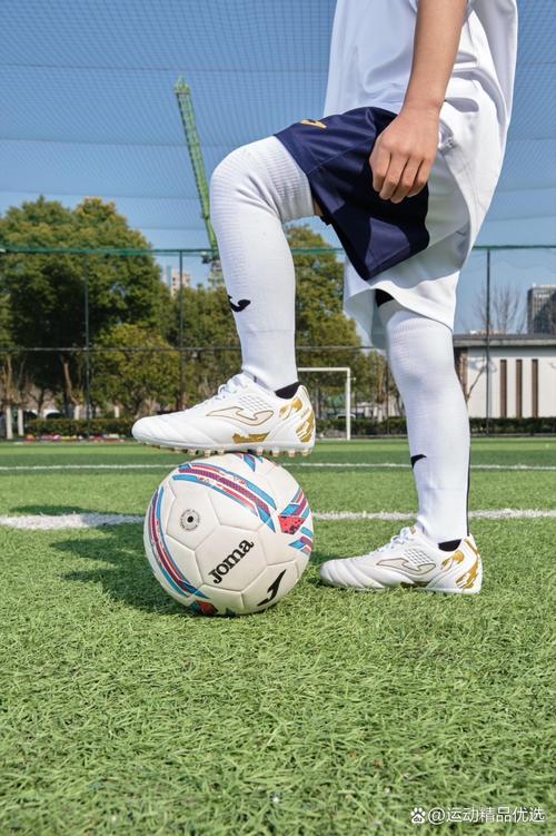 儿童足球鞋什么牌子好？不同年龄段、场地类型该如何选？-第1张图片-郑州医学网