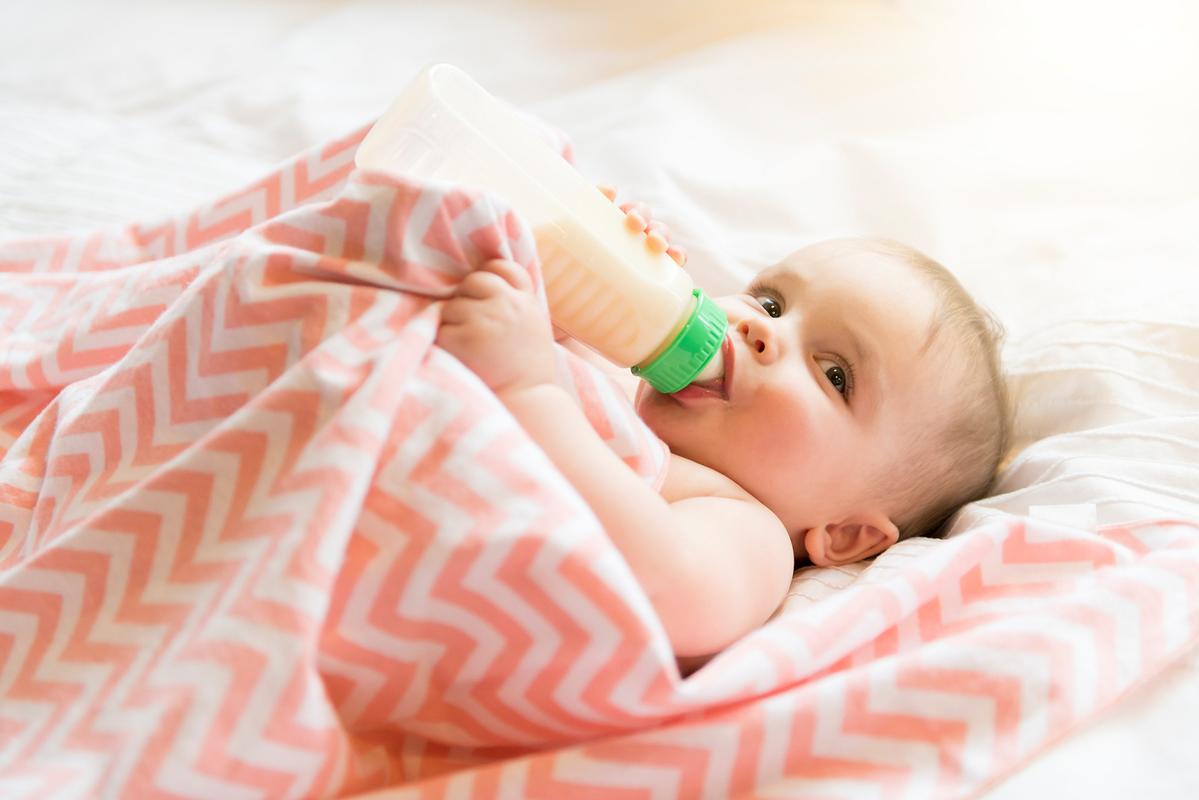 新生儿喝奶时总呼哧是正常现象还是呼吸道异常？需警惕哪些潜在问题？-第1张图片-郑州医学网