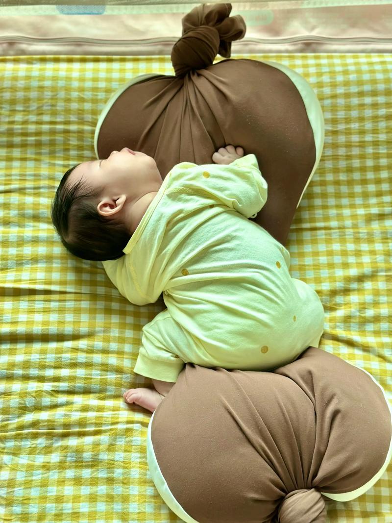 新生儿蜷腿使劲伸懒腰，是正常发育信号还是身体不适的信号？-第1张图片-郑州医学网