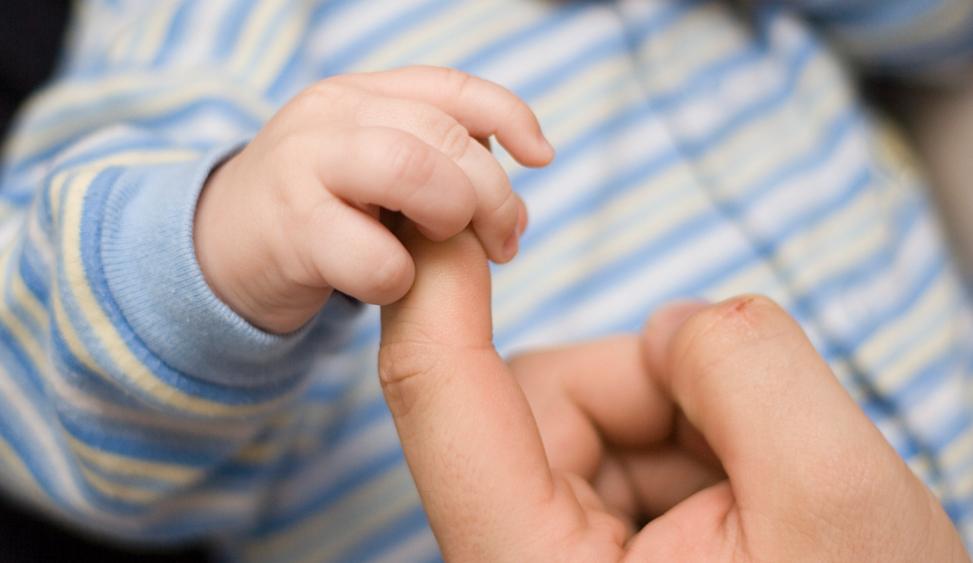 新生儿手爱在脸前乱动是正常发育信号还是需要干预的异常表现？-第3张图片-郑州医学网