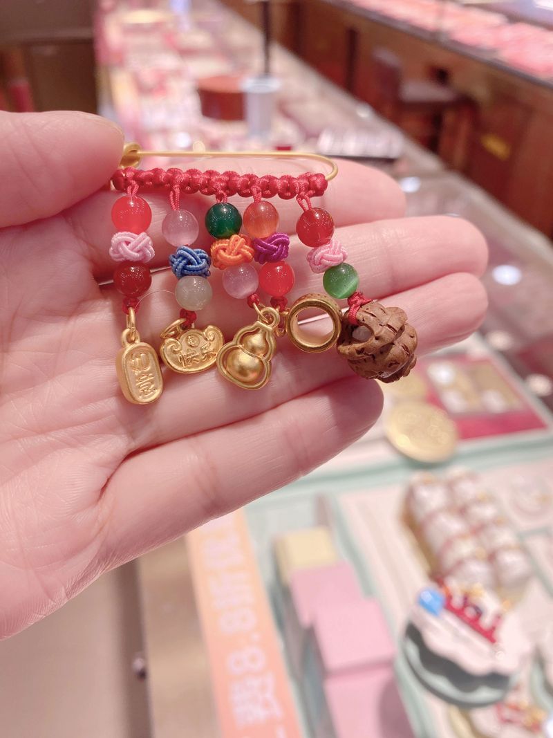 新生儿必备辟邪物品清单，哪些传统习俗真能保佑平安？-第1张图片-郑州医学网