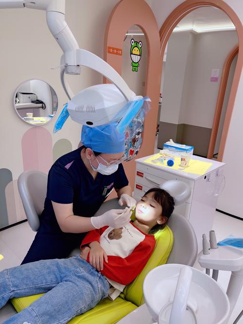 儿童看牙齿选医院，到底该看重资质、服务还是孩子配合度？-第2张图片-郑州医学网