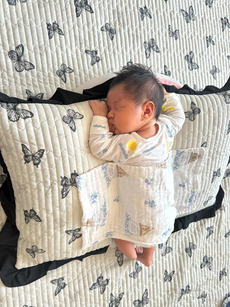 新生儿趴睡的正确姿势到底是怎样的？需要注意哪些细节才能确保安全？-第1张图片-郑州医学网