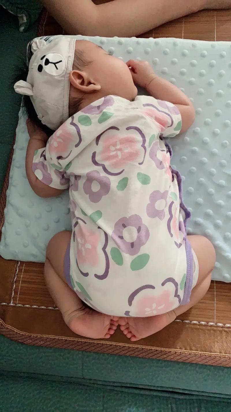 新生儿趴睡的正确姿势到底是怎样的？需要注意哪些细节才能确保安全？-第3张图片-郑州医学网