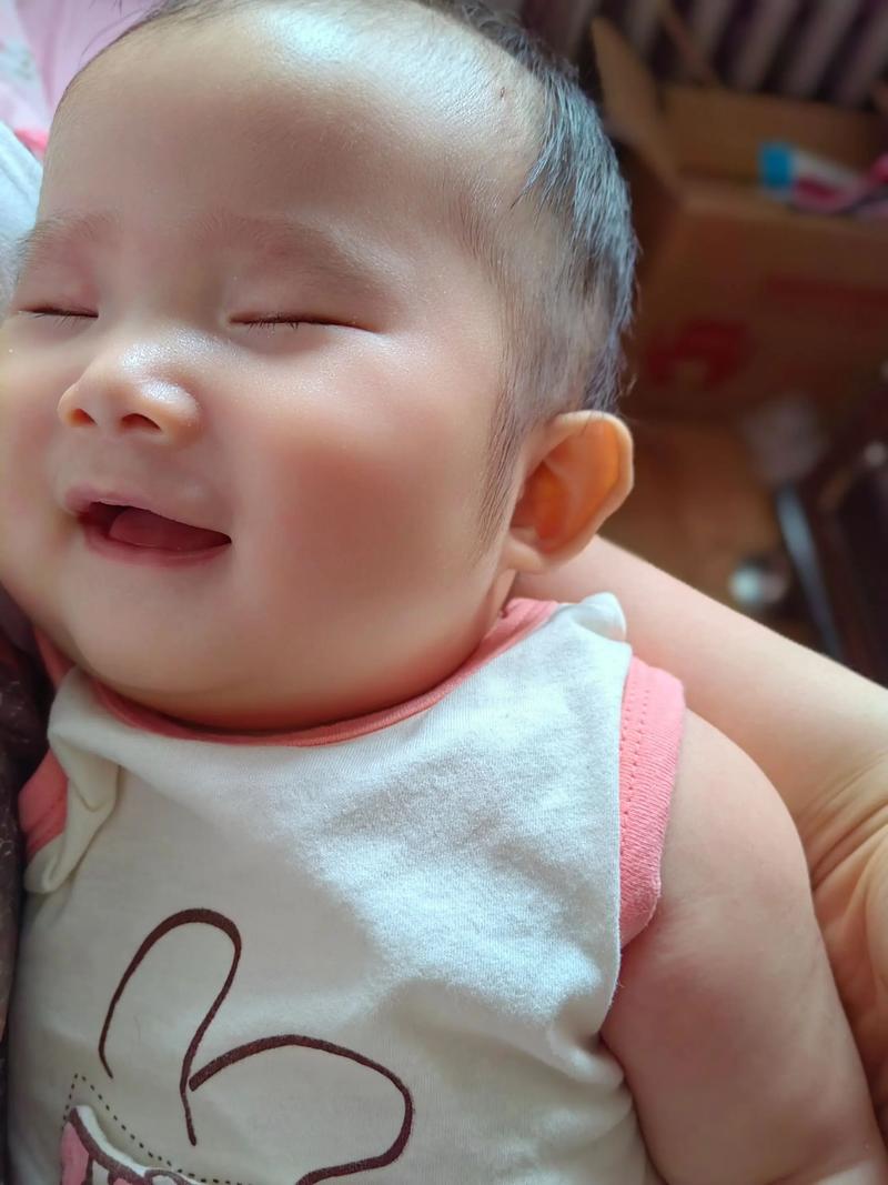 新生儿睡着时微笑，是无意识的生理反应，还是潜藏着未知的梦境信号？-第3张图片-郑州医学网