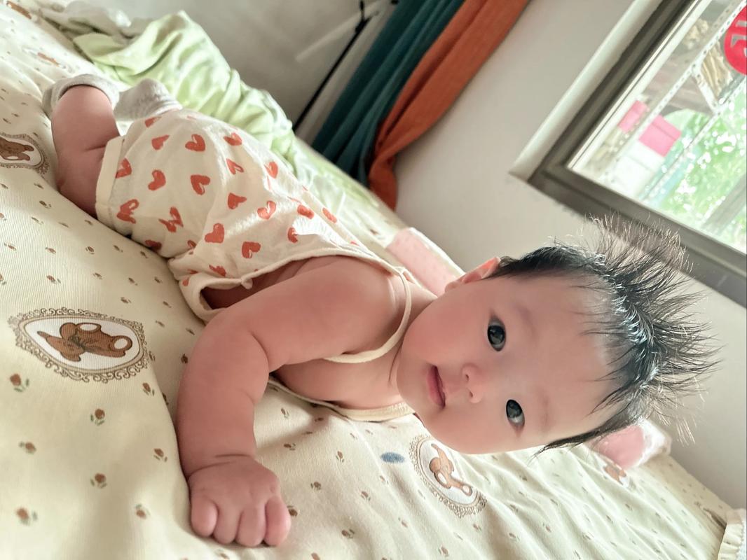 新生儿过早抬头是发育超前还是异常风险？家长该如何科学判断？-第1张图片-郑州医学网