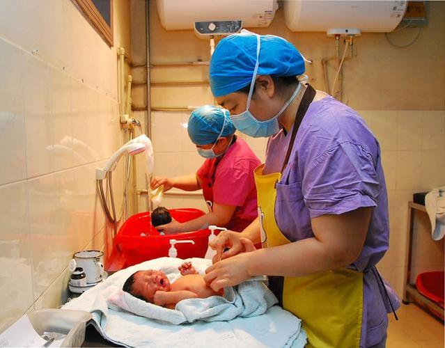 医院给新生儿洗澡收费多少?价格是否包含护理服务?-第1张图片-郑州医学网 医院给新生儿洗澡收费多少?价格是否包含护理服务?-第1张图片-郑州医学网
