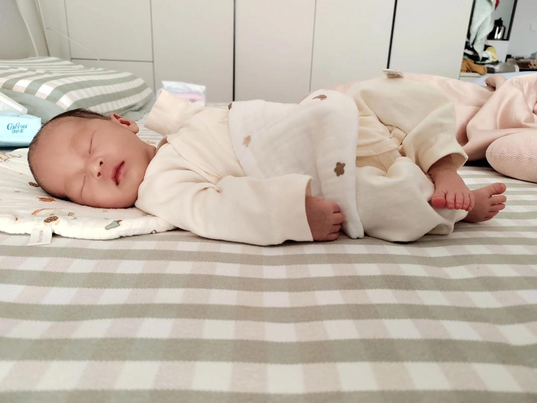 新生儿睡觉腿总是盘着-第2张图片-郑州医学网