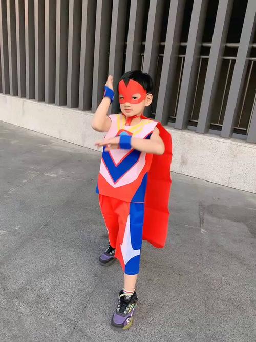 环保服装秀图片中儿童男装的设计理念与环保材质如何体现？-第1张图片-郑州医学网