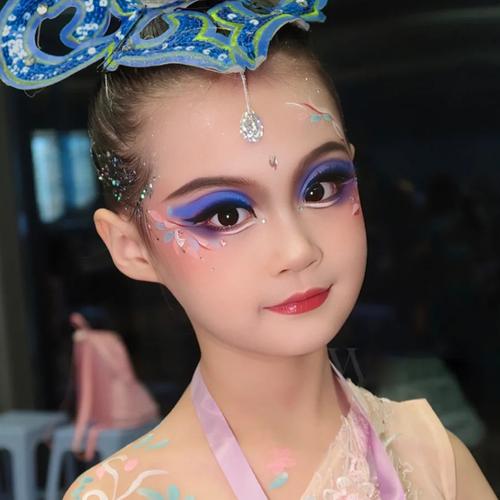 儿童化演出蓝色眼影妆，是艺术创新还是审美误导？-第1张图片-郑州医学网