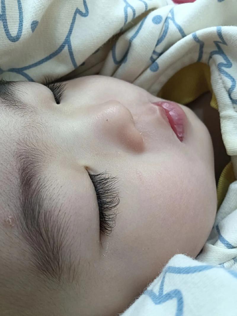 新生儿睫毛变长是吃出来的吗？哪些食物能促进睫毛生长？-第1张图片-郑州医学网