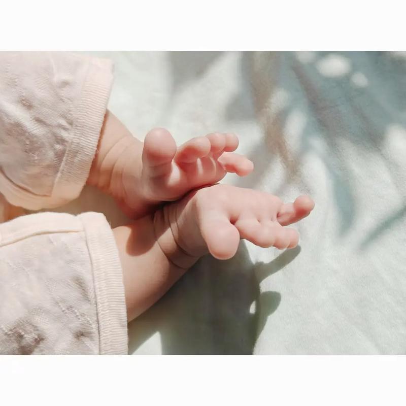 新生儿小手小脚拍照怎么拍才好看?姿势、道具、光线有什么讲究?-第1张图片-郑州医学网 新生儿小手小脚拍照怎么拍才好看?姿势、道具、光线有什么讲究?-第1张图片-郑州医学网