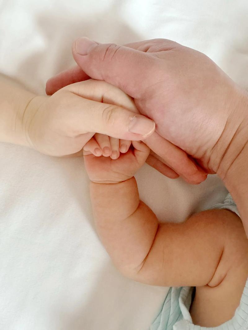 新生儿小手小脚拍照怎么拍才好看?姿势、道具、光线有什么讲究?-第2张图片-郑州医学网 新生儿小手小脚拍照怎么拍才好看?姿势、道具、光线有什么讲究?-第2张图片-郑州医学网