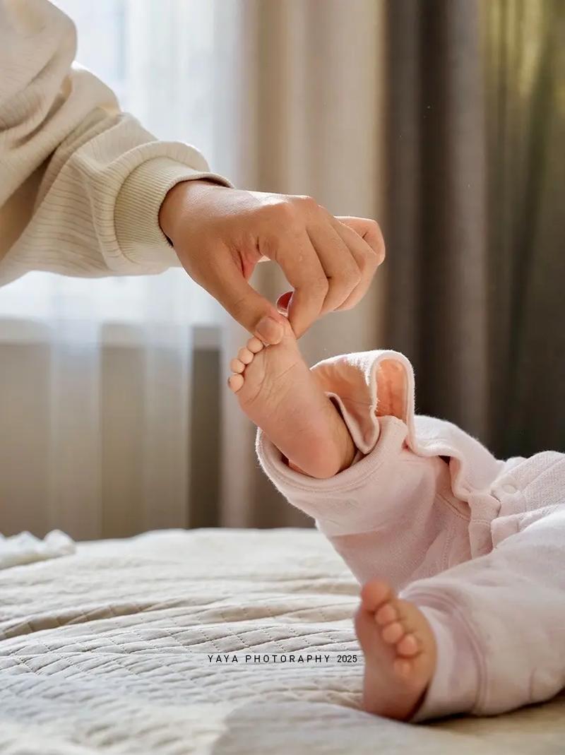 新生儿小手小脚拍照怎么拍才好看?姿势、道具、光线有什么讲究?-第3张图片-郑州医学网 新生儿小手小脚拍照怎么拍才好看?姿势、道具、光线有什么讲究?-第3张图片-郑州医学网