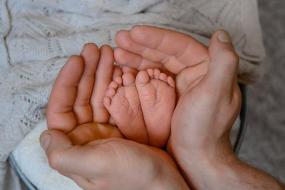 新生儿和爸妈手脚同框照片,藏着哪些关于爱与成长的秘密?-第2张图片-郑州医学网 新生儿和爸妈手脚同框照片,藏着哪些关于爱与成长的秘密?-第2张图片-郑州医学网
